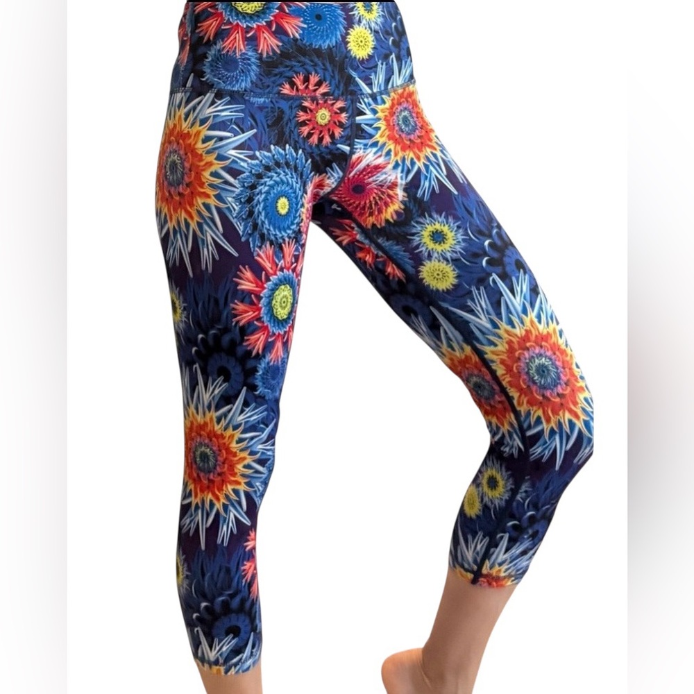 Vibrant colorful women’s 3/4 statement leggings - small NEW condition